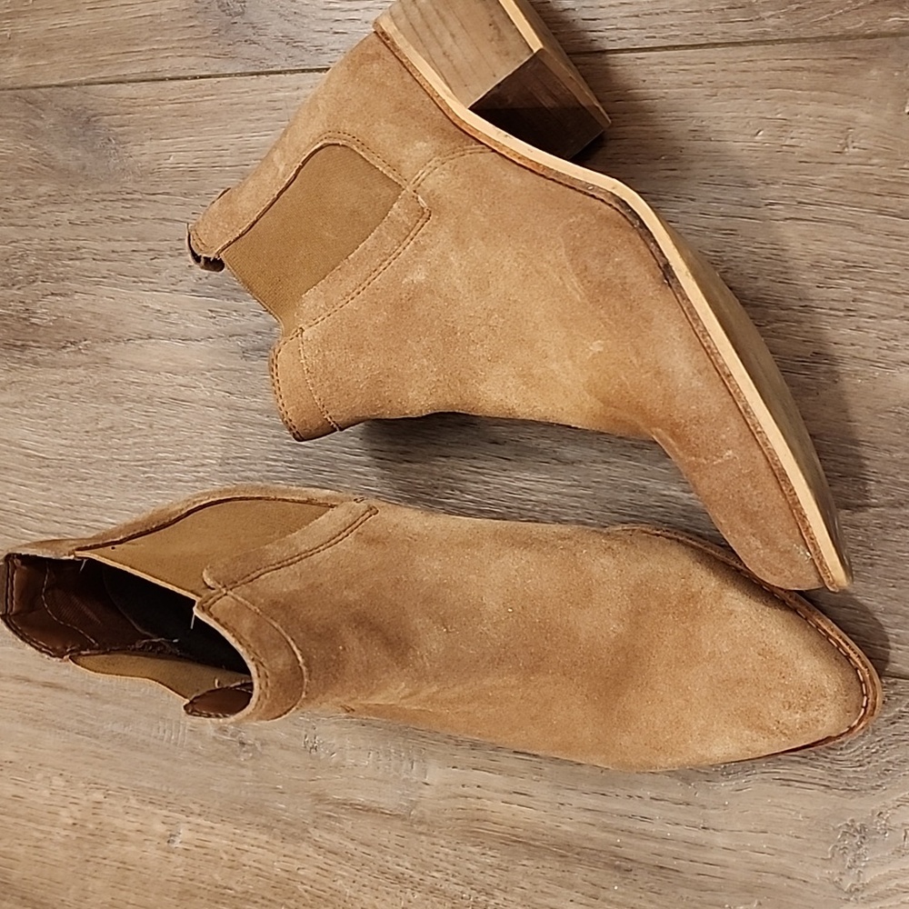 Crevo Suede Chelsea Bootie Stacked Heel Ankle Length Chestnut Tan size 9